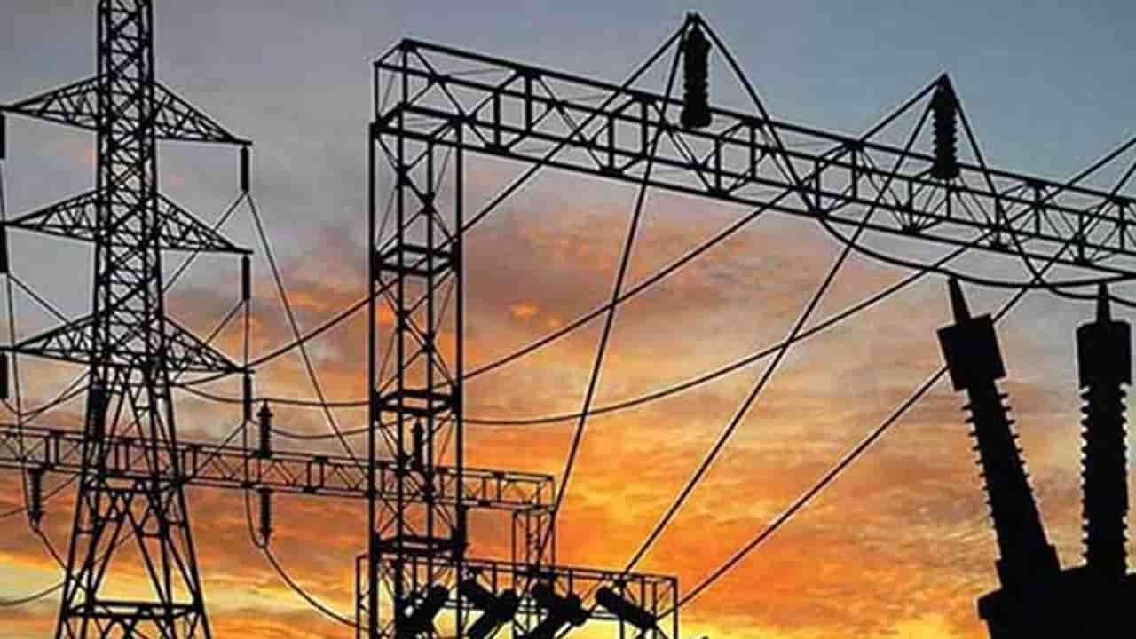 இரவும் பகலுமாக உழைக்கும் ஊழியர்கள்