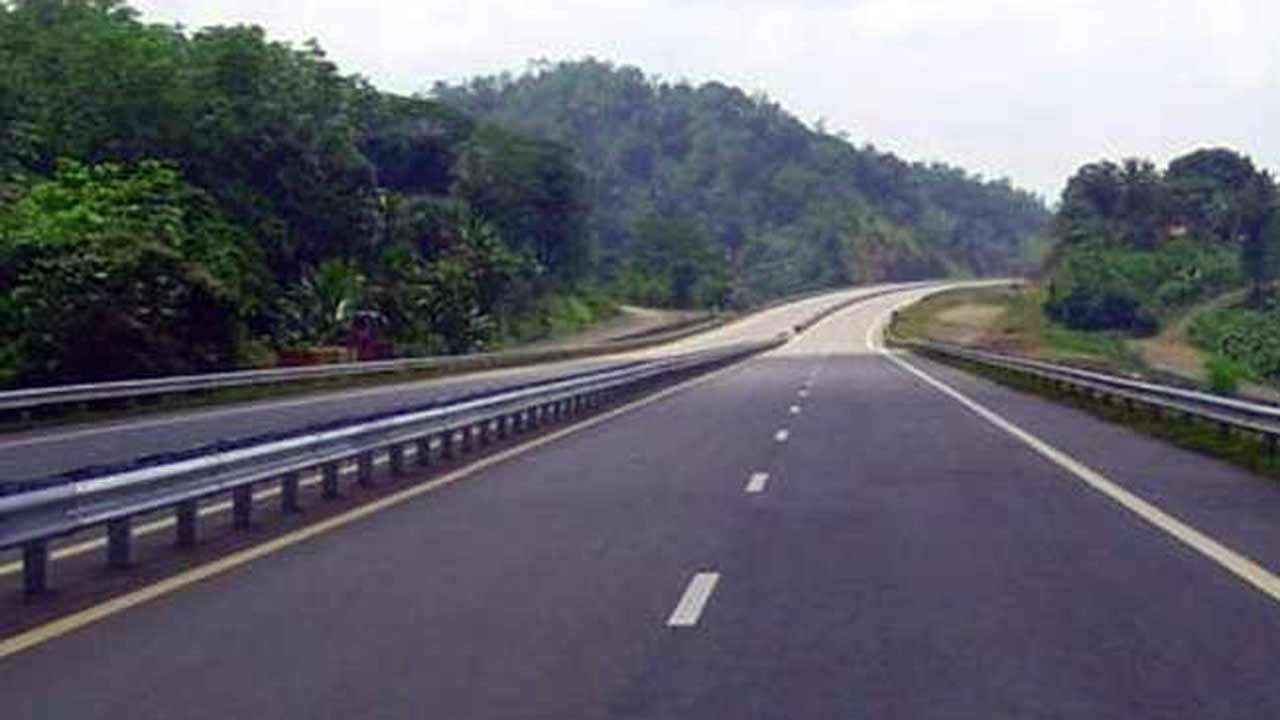 ருவன்புர அதிவேக வீதியின் நிர்மாணப் பணிகள் தற்காலிகமாக நிறுத்தம்