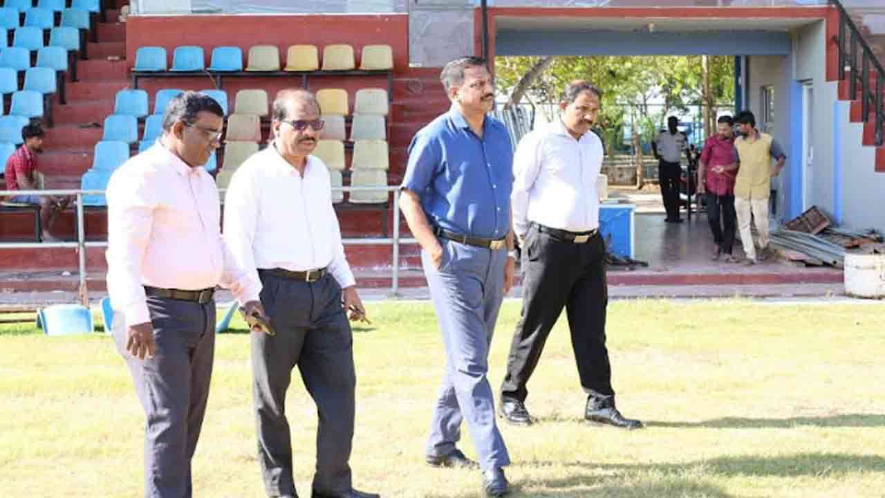 யாழ். துரையப்பா விளையாட்டு அரங்கினை பார்வையிட்ட விளையாட்டுத்துறை அமைச்சர்!