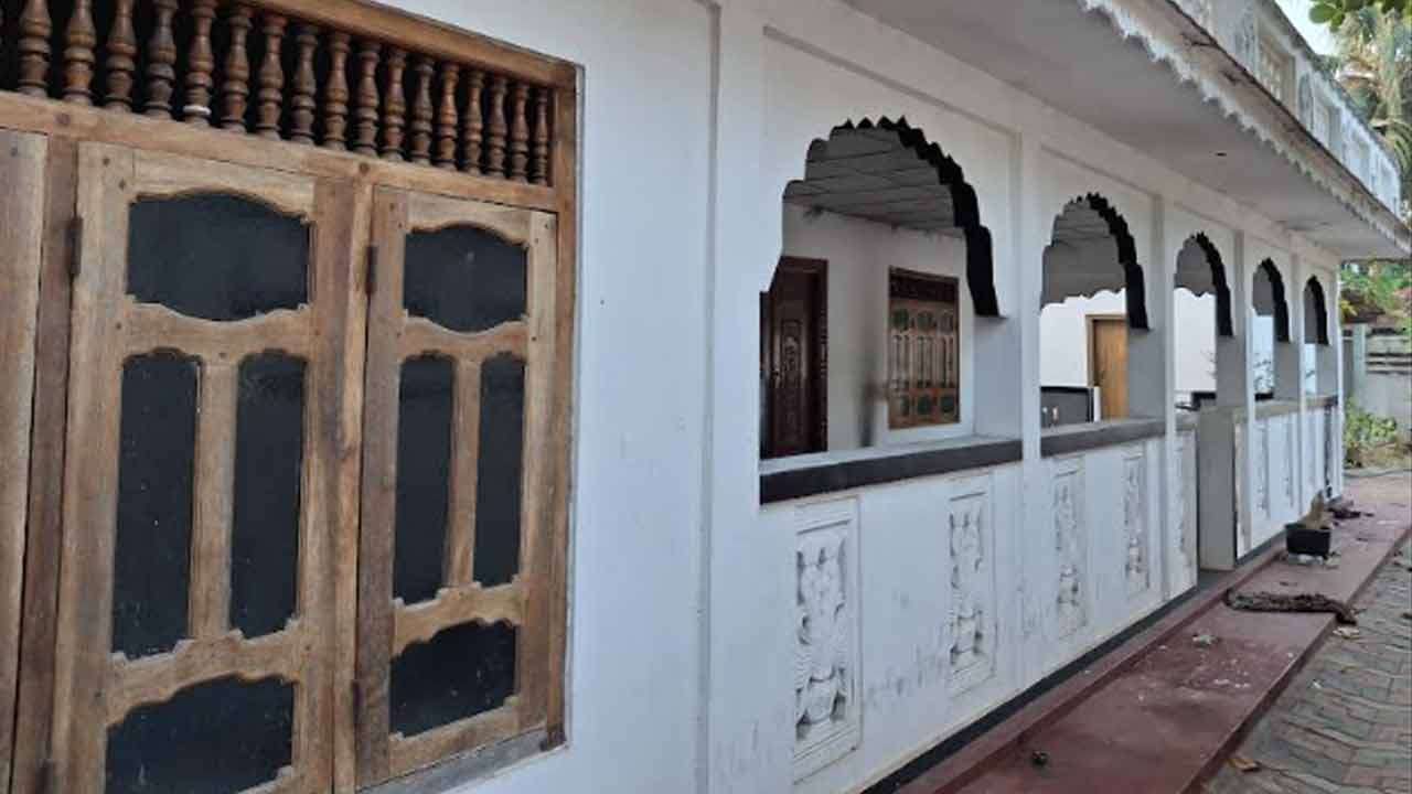 பளையில் பெற்றோல் குண்டு வீச்சுத் தாக்குதல்