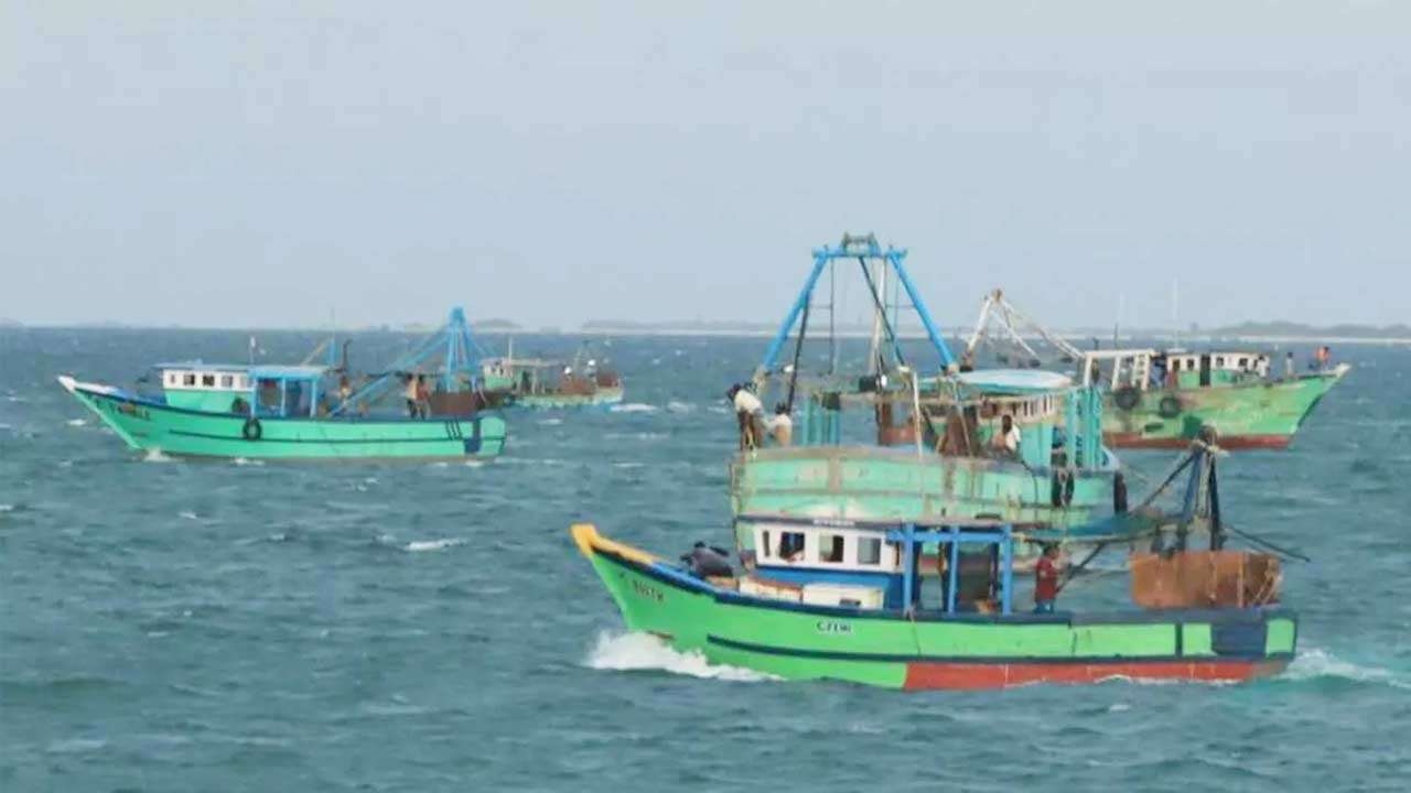 ராமேஸ்வரம் மீனவர்கள் 32 பேர் இலங்கை கடற்படையால் கைது