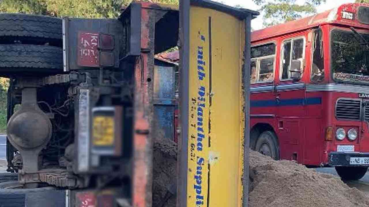 நானுஓயாவில் மணல் ஏற்றிச்சென்ற லொறி விபத்து 