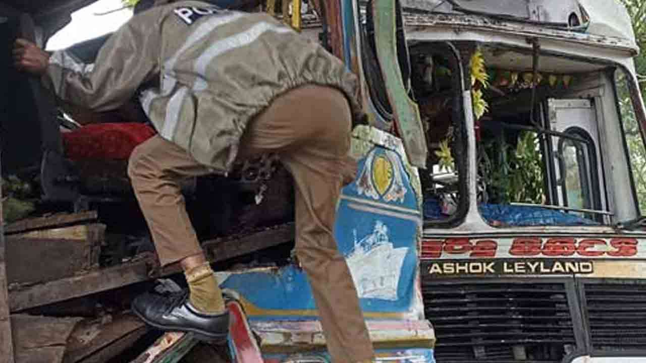 பேருந்தும், லொறியும் மோதி கோர விபத்து