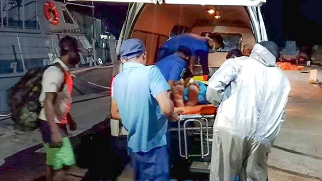 கடல் நடுவே திடீர் சுகயீனமுற்ற மீனவரை மீட்ட கடற்படை!