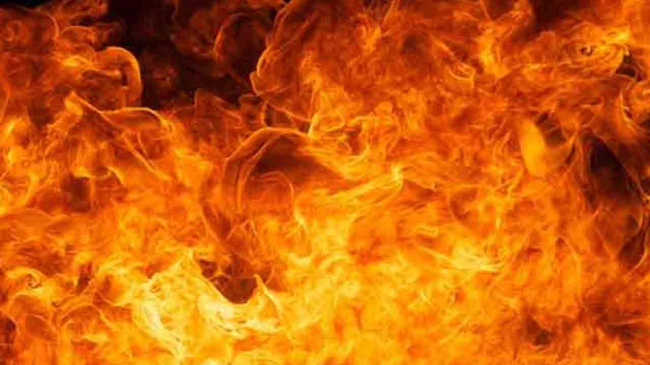 புறக்கோட்டையில் வர்த்தக நிலையம் ஒன்றில் தீப்பரல்