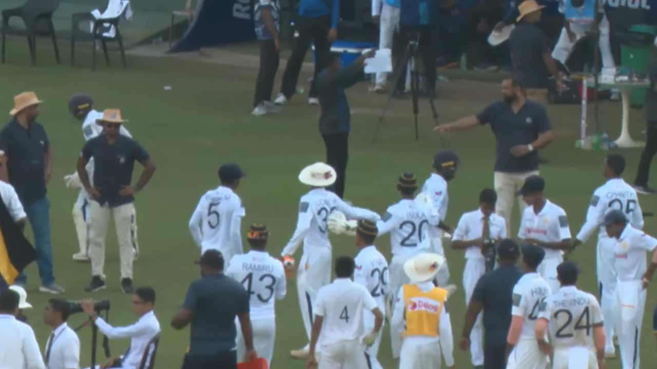 கொழும்பு றோயல் கல்லூரி 319 ஓட்டங்கள்