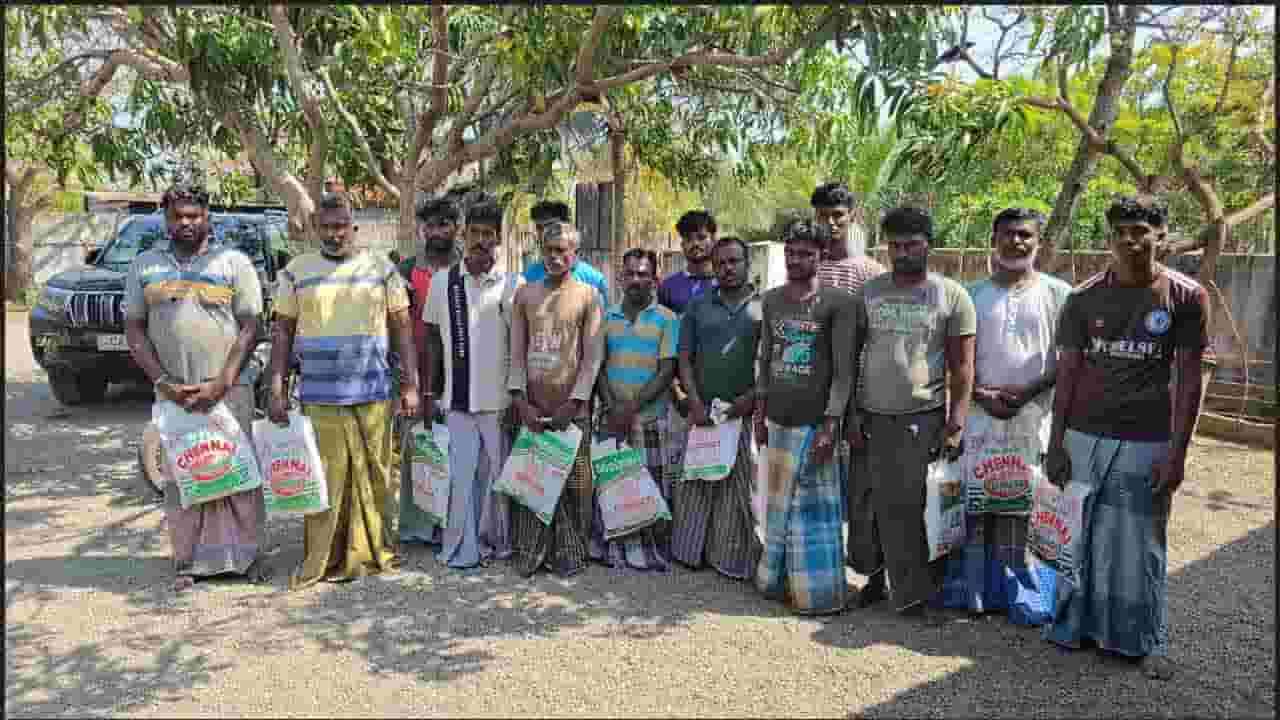 14 இந்திய மீனவர்கள் மன்னார் கடற்றொழில் திணைக்கள அதிகாரிகளிடம் ஒப்படைப்பு 