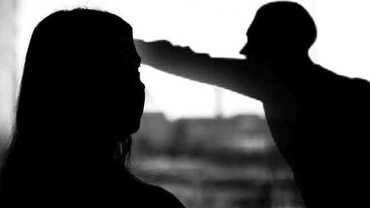 ஆசிரியை தாக்கிய ஆசிரியர்