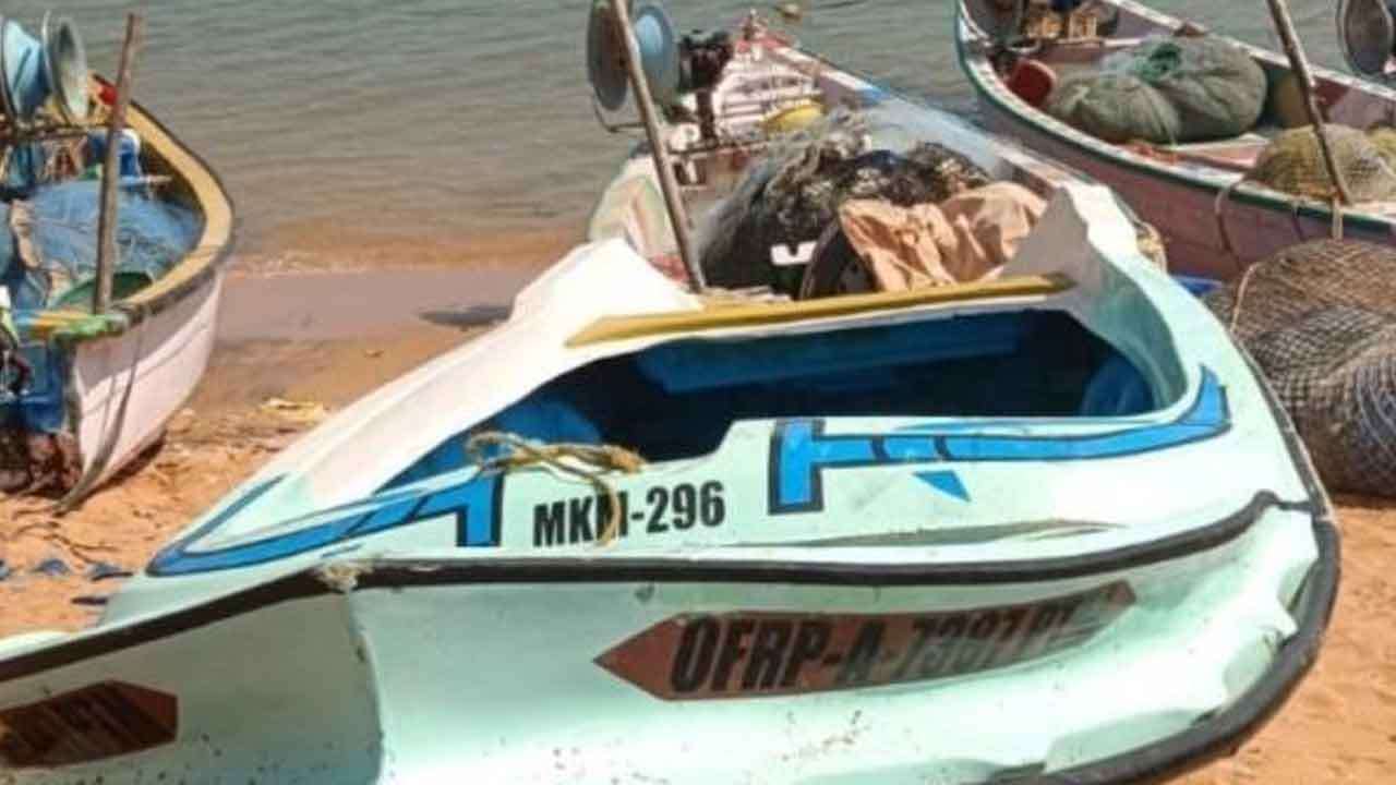  நடுக்கடலில் மிதந்த இலங்கை படகு மீட்பு
