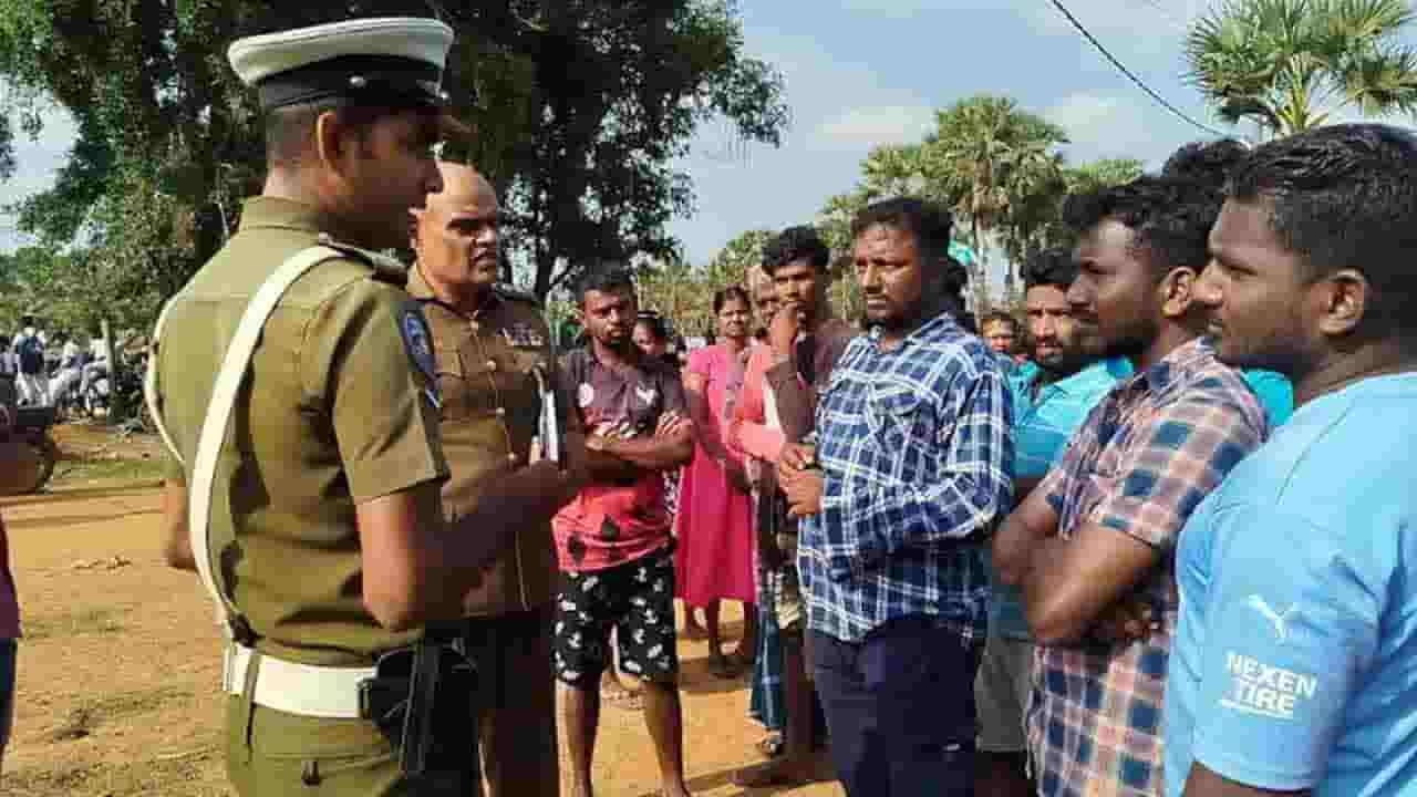 முல்லைத்தீவில் பாடசாலை வாயிலை மூடி போராட்டம்
