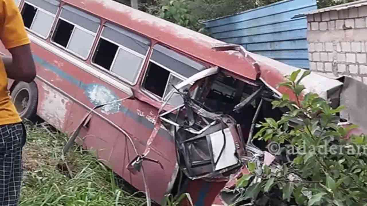 பேருந்து விபத்தில் பாடசாலை மாணவர்கள் உட்பட 12 பேர் காயம்