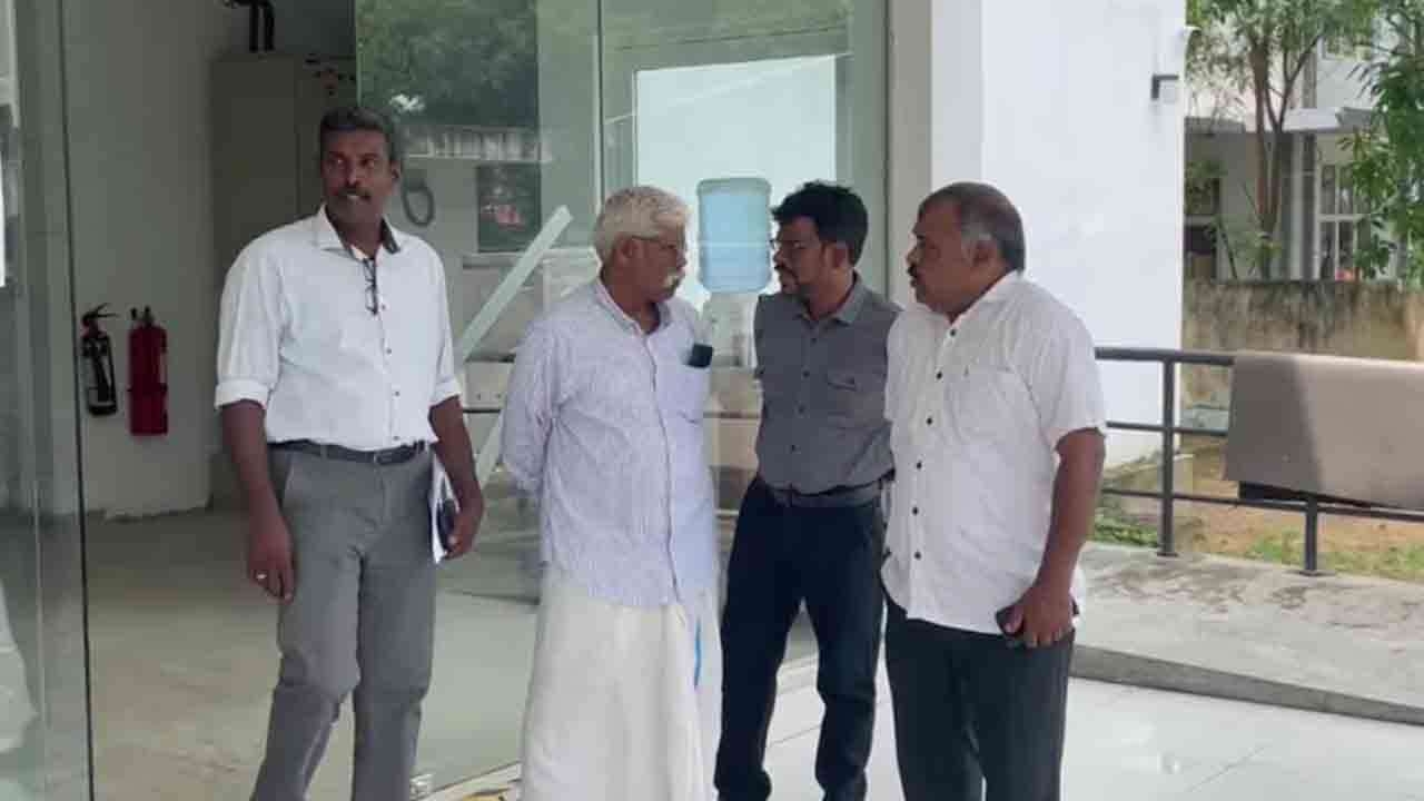 கட்டுப்பணம் செலுத்திய அகில இலங்கை தமிழ் காங்கிரஸ் கட்சி