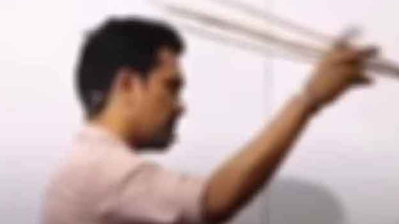 மாணவர்களை தாக்கிய ஆசிரியருக்கு வெளிநாட்டு பயணத் தடை