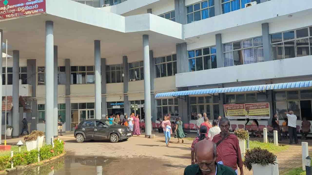 வவுனியா வைத்தியசாலை வைத்தியர்கள் பணிப்புறக்கணிப்பு : நோயாளர்கள் அவதி
