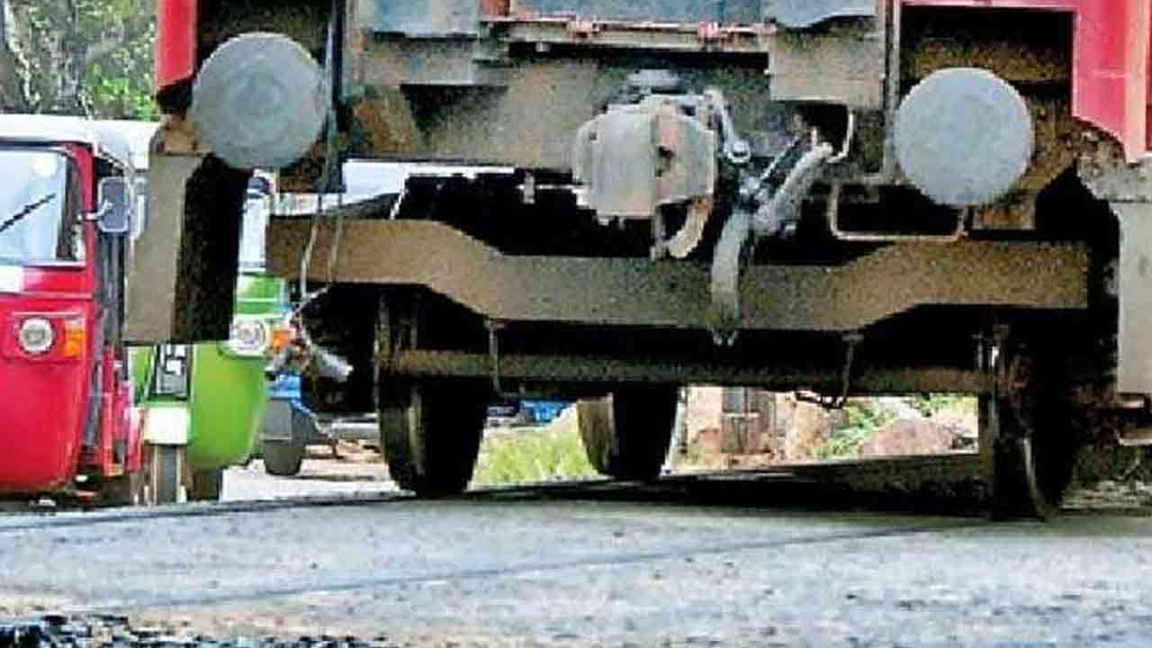 கடுகண்ணாவ ரயில் குறுக்கு வீதிக்கு பூட்டு