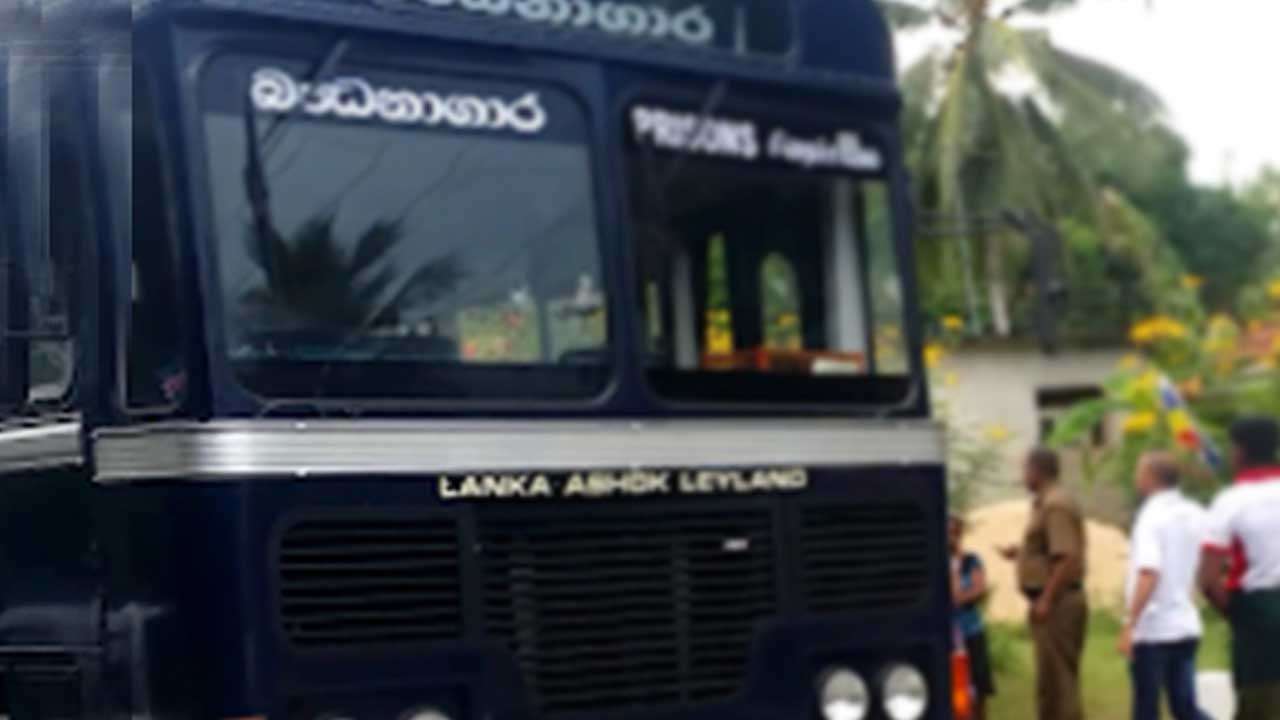 சிறைச்சாலை பேருந்து விபத்து - கைதிகள் இருவருக்கு காயம்
