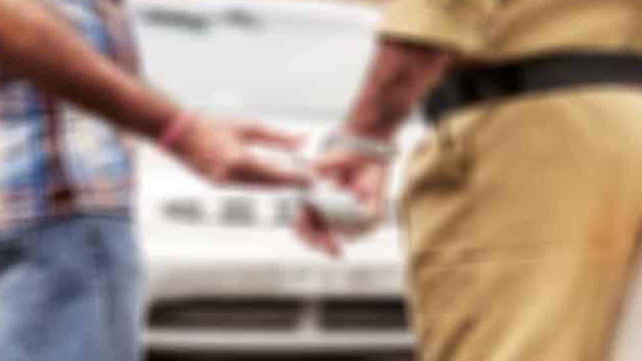 இலஞ்சம் பெற்ற பொலிஸ் கான்ஸ்டபிள் கைது