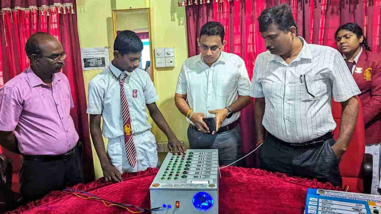 வவுனியா மாணவனின் இலத்திரனியல் வாக்களிப்பு இயந்திரம்