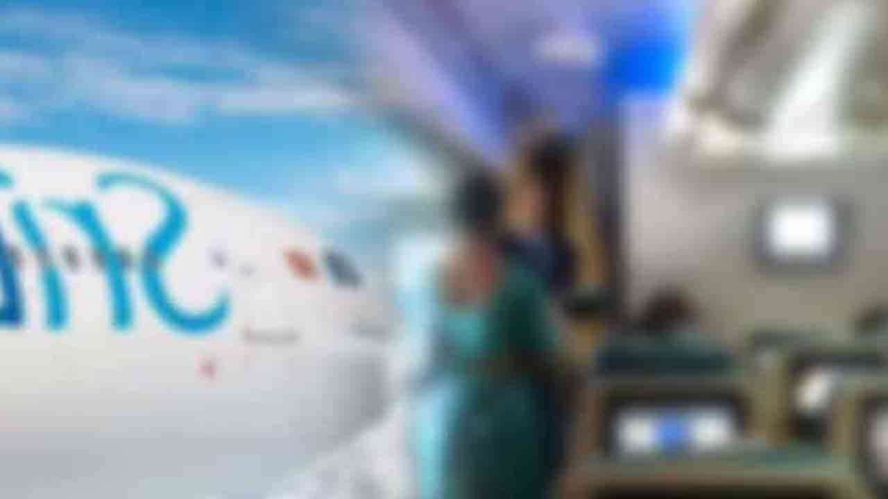 விமான பணிப்பெண்களுக்கு பாலியல் தொல்லை - பயணி கைது