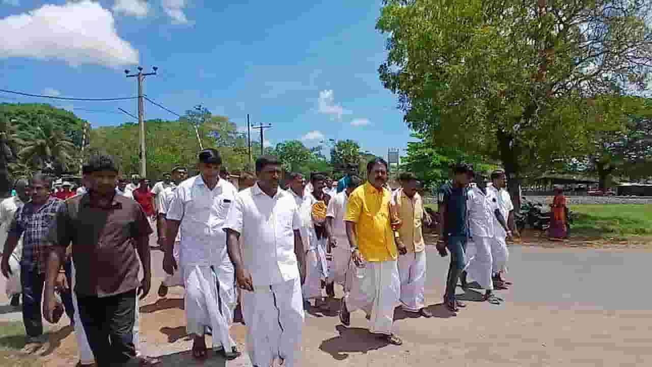 வேட்பு மனுவை செலுத்திய சிவஞானம் சிறீதரன்