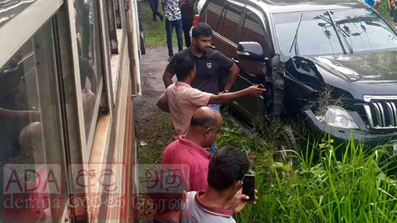 ரயிலுடன் மோதிய சொகுசு கார் 