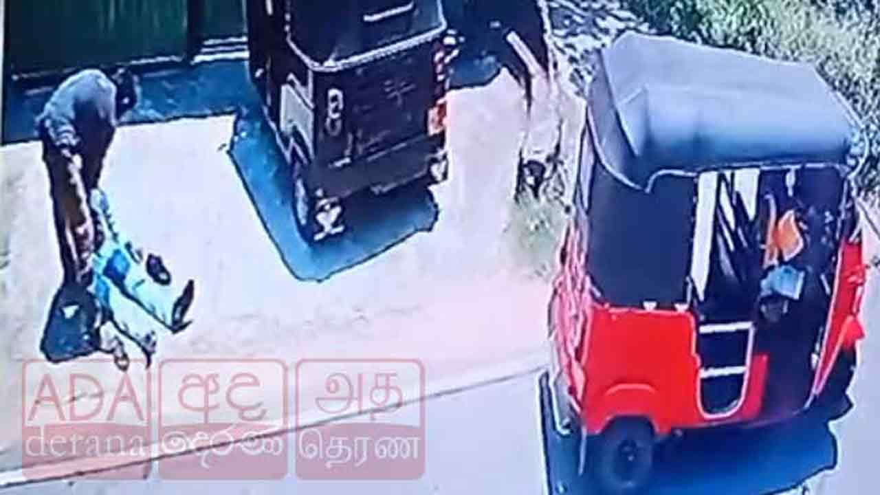 எவ்வித பதற்றமும் இன்றி சடலத்தை வீதியில் விட்டுச் சென்ற நபர்! ( சிசிரிவி காணொளி) 