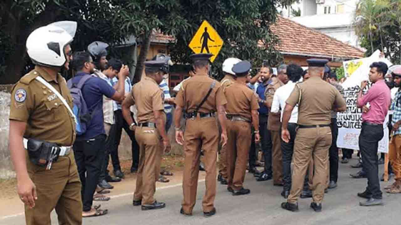 பேரணியை இடைமறித்த பொலிஸார் - யாழில் பதற்றம்