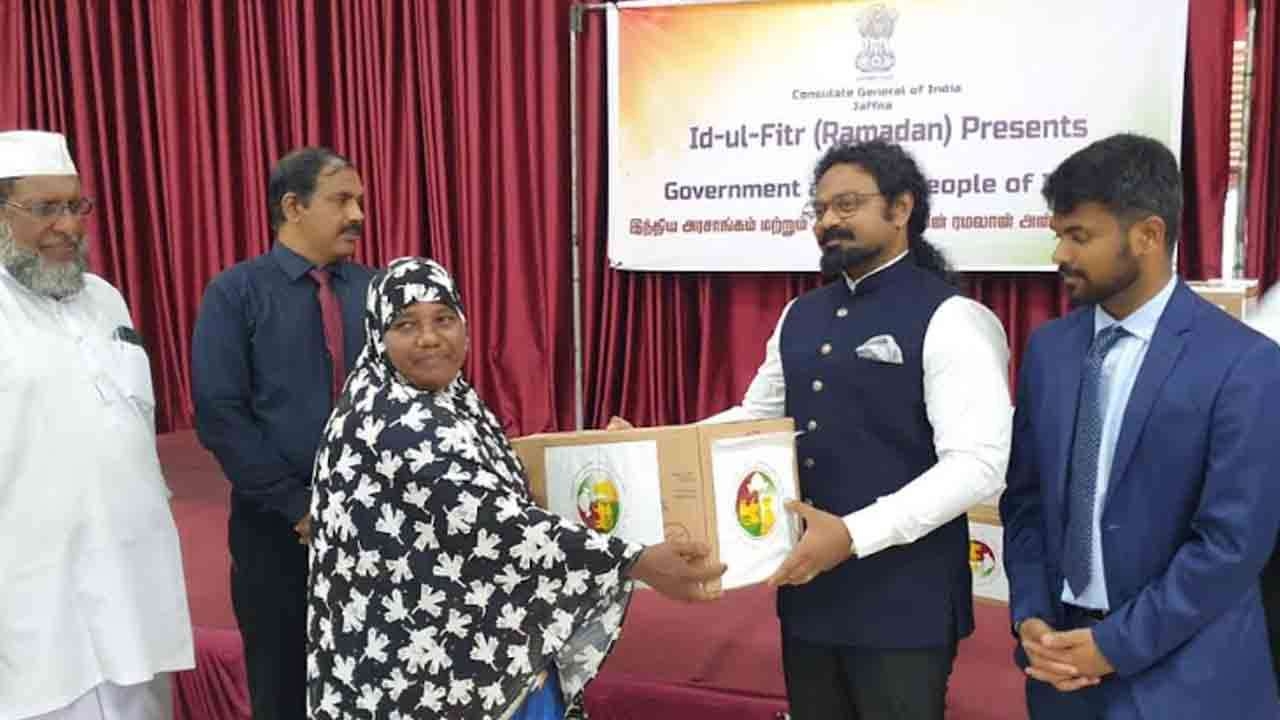 முஸ்லீம் குடும்பங்களுக்கு அன்பளிப்பு