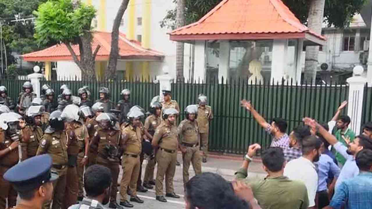 சுகாதார அமைச்சுக்கு முன்னால் ஆர்ப்பாட்டத்தில் ஈடுபட்டவர்கள் கைது