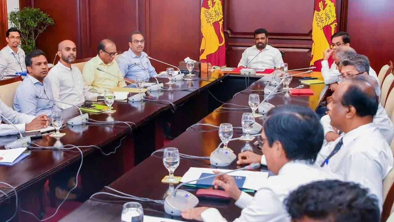 கண்டி-கொழும்பு அதிவேக நெடுஞ்சாலை குறித்து ஜனாதிபதி அதிகாரிகளுக்கு பணிப்பு