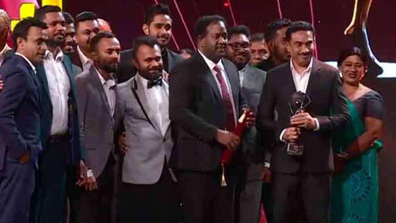 ஆண்டின் விருது பெற்ற ஊடக நிகழ்ச்சி அலைவரிசைக்கான விருதை வென்ற டிவி தெரண