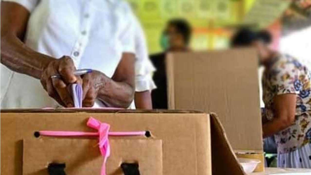 உதவியாளரை அழைத்துச் சென்று வாக்களிக்க முடியுமா?