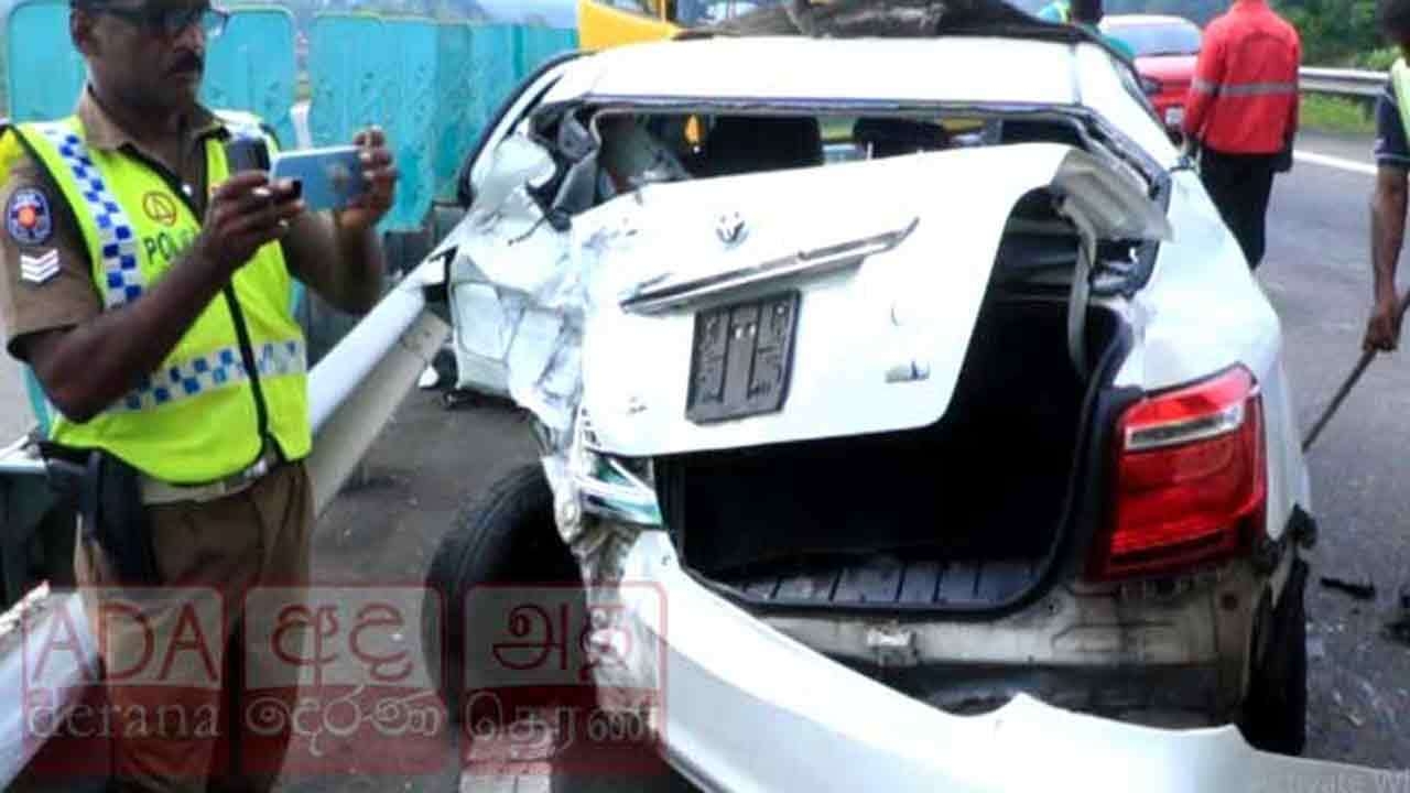 அதிவேக வீதியில் பயங்கர விபத்து - ஒன்றுடன் ஒன்று மோதிக் கொண்ட வாகனங்கள்!