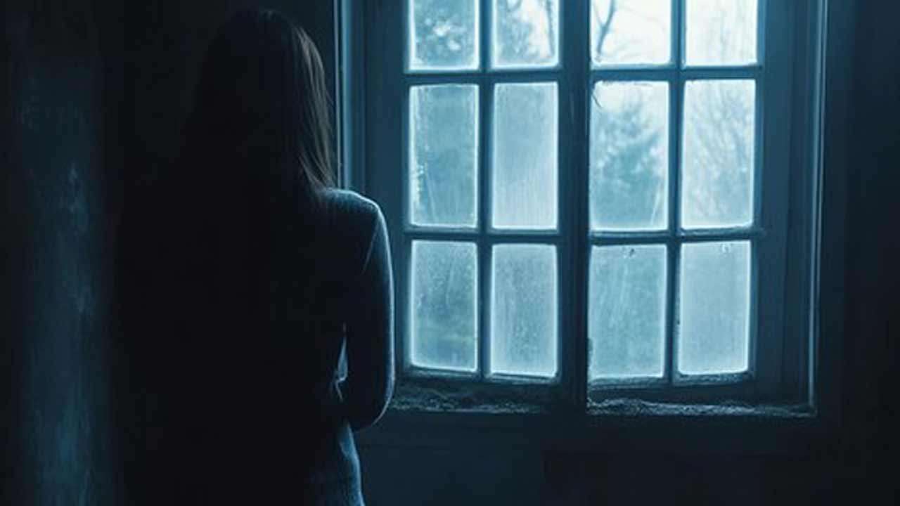 துப்பாக்கி மற்றும் தோட்டாக்களுடன் பெண் உட்பட இருவர் கைது