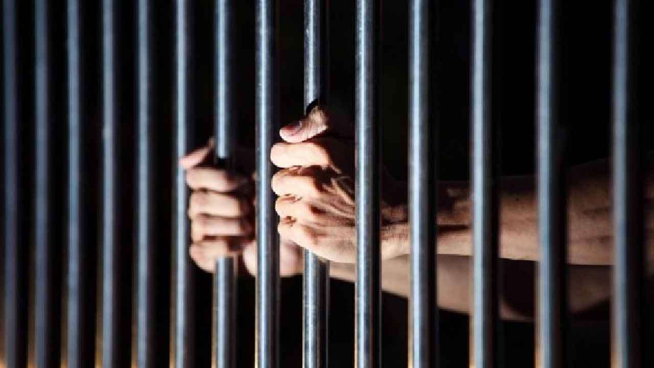 இறக்காமம் குவாஷி நீதிமன்ற  நீதிபதிக்கு சிறைத்தண்டனை