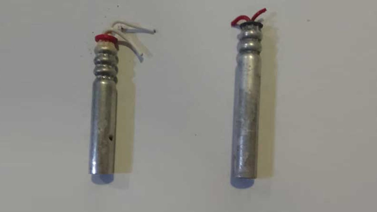 இரண்டு மின்சார டெட்டனேட்டர்களுடன் ஒருவர் கைது