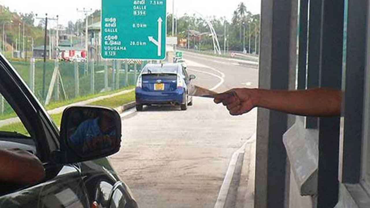 அதிவேக நெடுஞ்சாலைகளில் வங்கி அட்டை ஊடாக பணம் செலுத்தும் வசதி