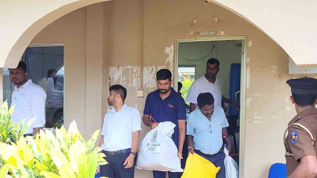 தபால் மூல வாக்குச்சீட்டுக்கள் கையளிப்பு
