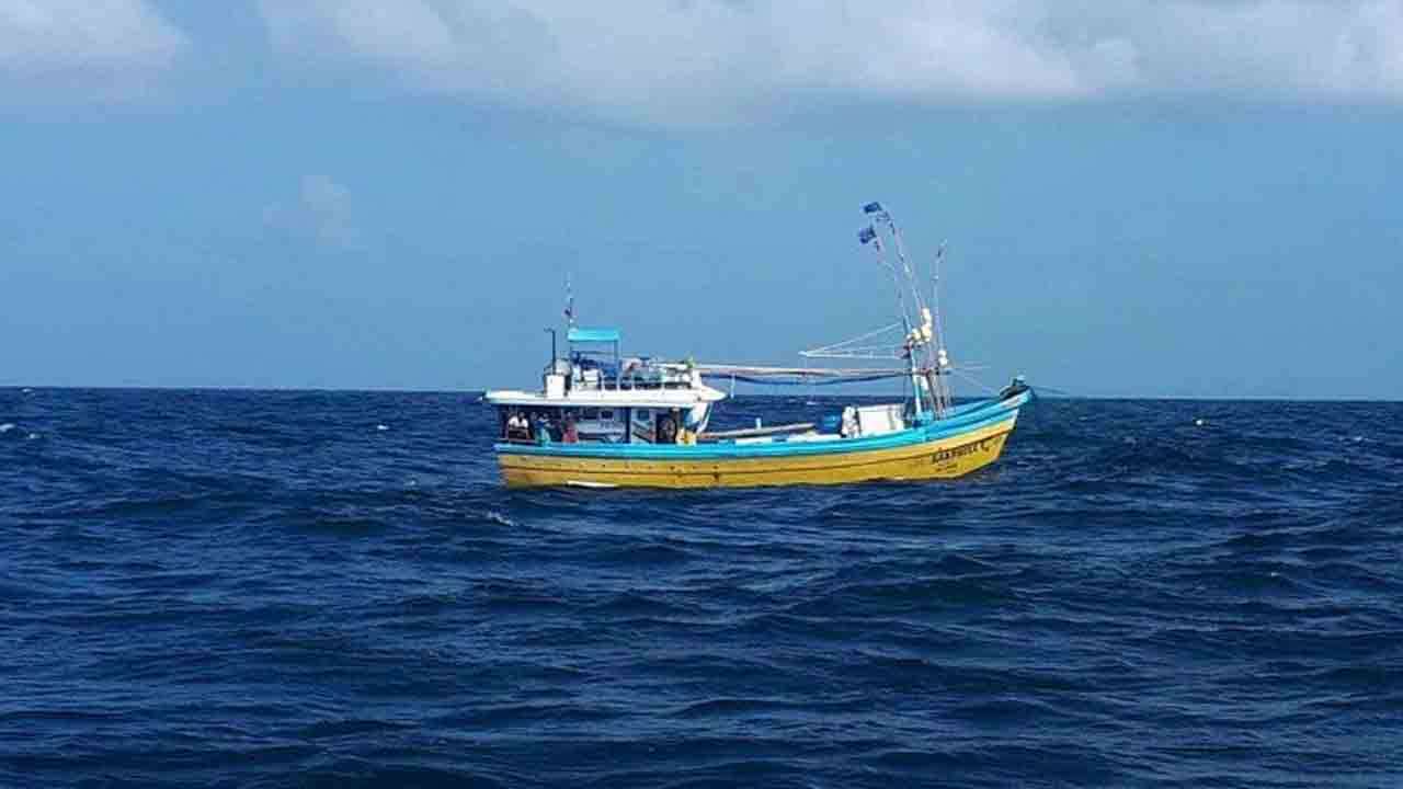 போதைப்பொருள் என சந்தேகிக்கப்படும் பொதிகளுடன் படகை கைப்பற்றிய கடற்படை 