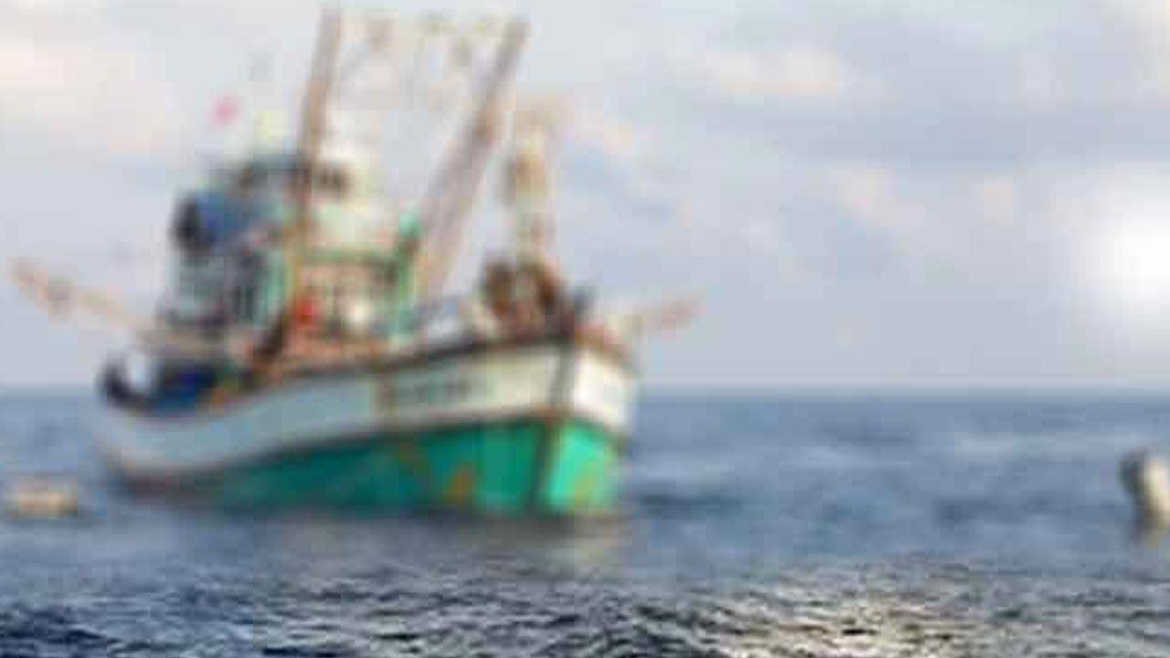 கடற்படையினரால் கைப்பற்றப்பட்ட படகிலிருந்து பாரியளவு போதைப்பொருட்கள் மீட்பு