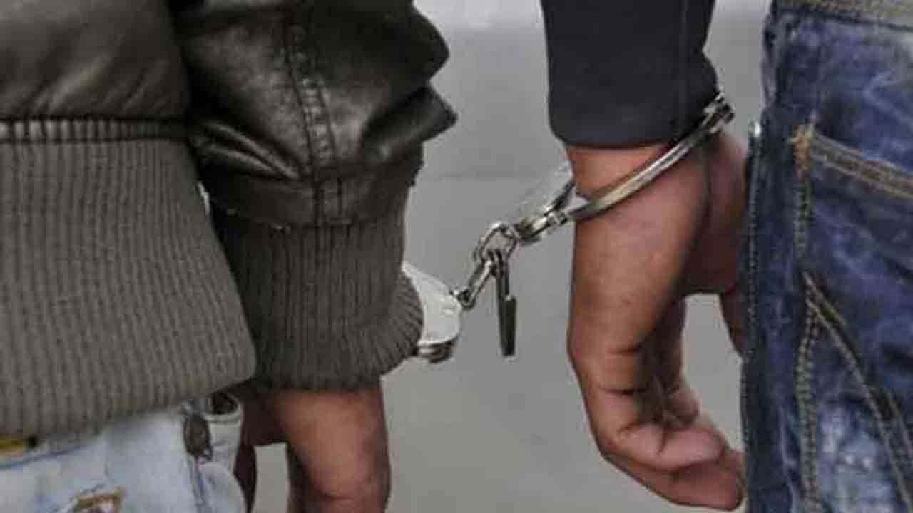 தந்தையின் கொலையாளிகளைக் கொன்ற இரு சகோதரர்கள் கைது