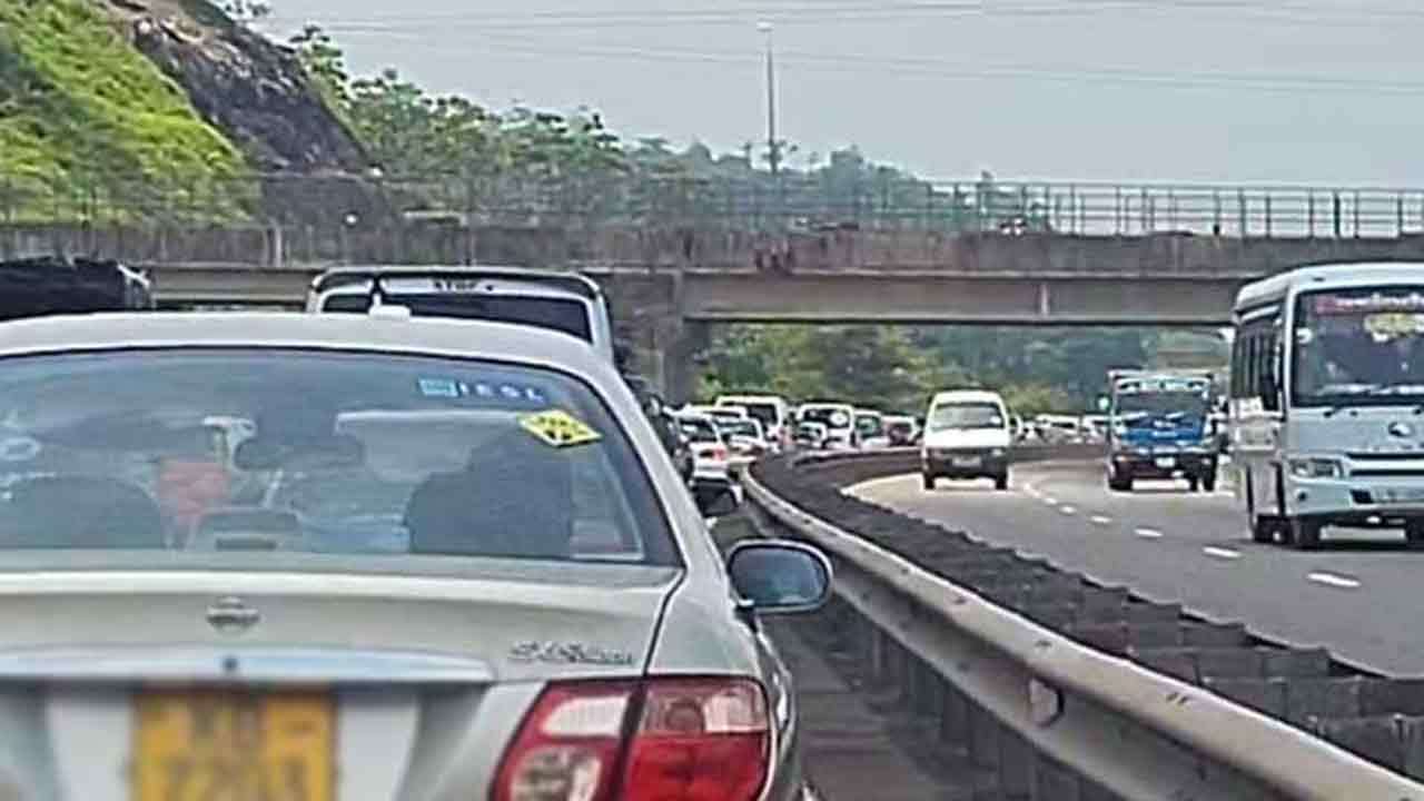 தெற்கு அதிவேக வீதியில் கடும் வாகன நெரிசல்