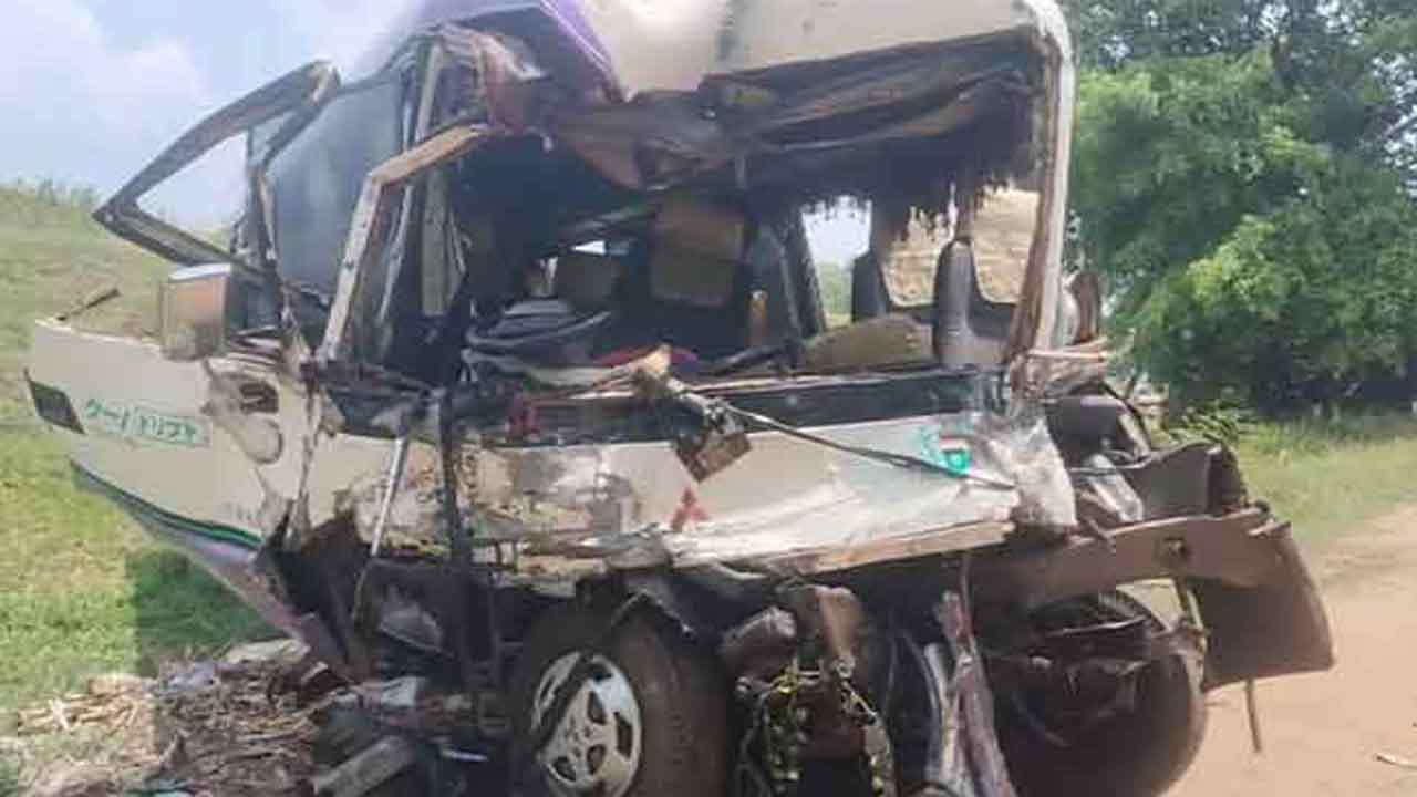 கெப் மற்றும் லொறி மீது பேருந்து மோதி கோர விபத்து