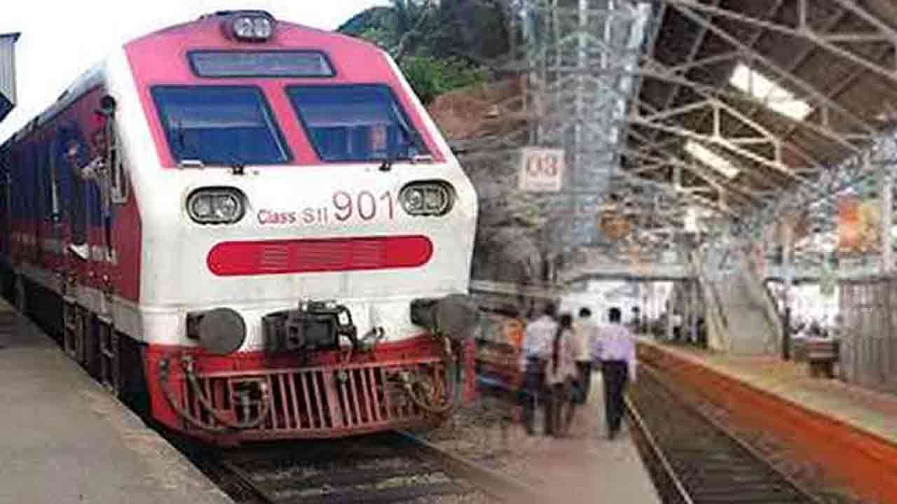 புத்தாண்டுக்கு சொந்த ஊர் சென்றவர்களுக்கு விசேட ரயில் சேவை