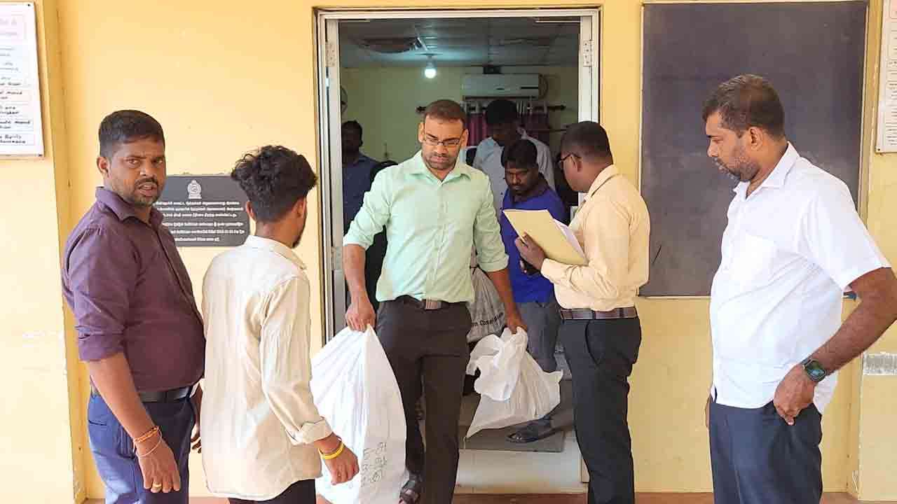 வாக்காளர் அட்டைகள் அஞ்சல் திணைக்களத்திடம் கையளிப்பு