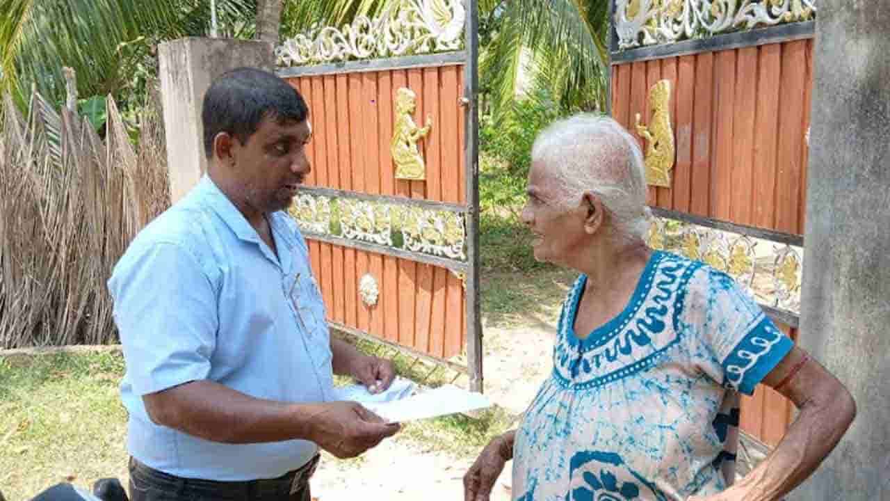 வாக்காளர் அட்டை விநியோகிக்கும் பணியில் தபால் ஊழியர்கள்