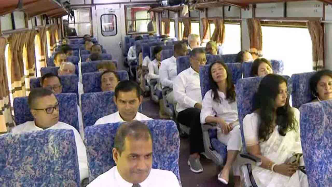  “சிறி தலதா வழிபாடு” ஆரம்ப நிகழ்வு - இராஜதந்திரிகள் ரயிலில் கண்டிக்குப் பயணம்