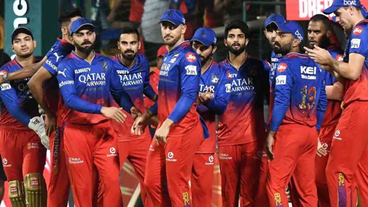 மோசமான சாதனை பட்டியலில் முதல் இடம் பிடித்த ஆர்.சி.பி!