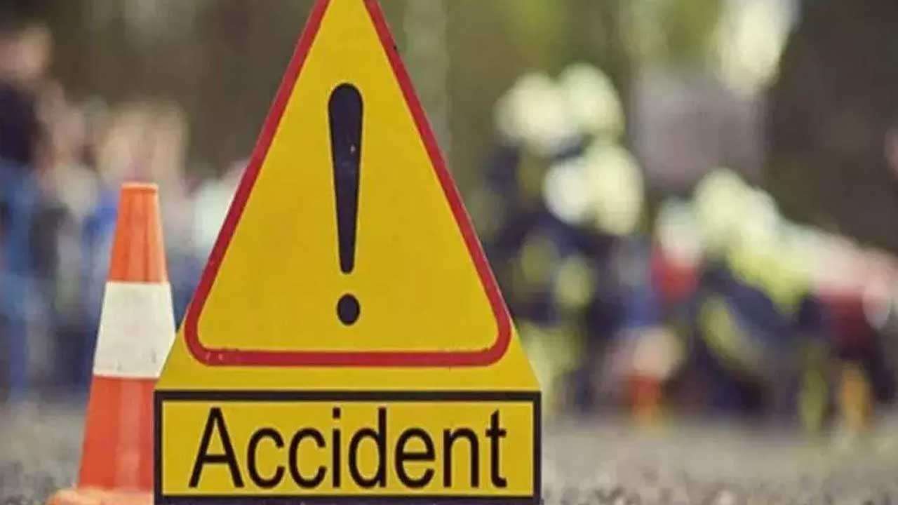 வீதியை விட்டு விலகி கவிழ்ந்த லொறி - மூவர் காயம்