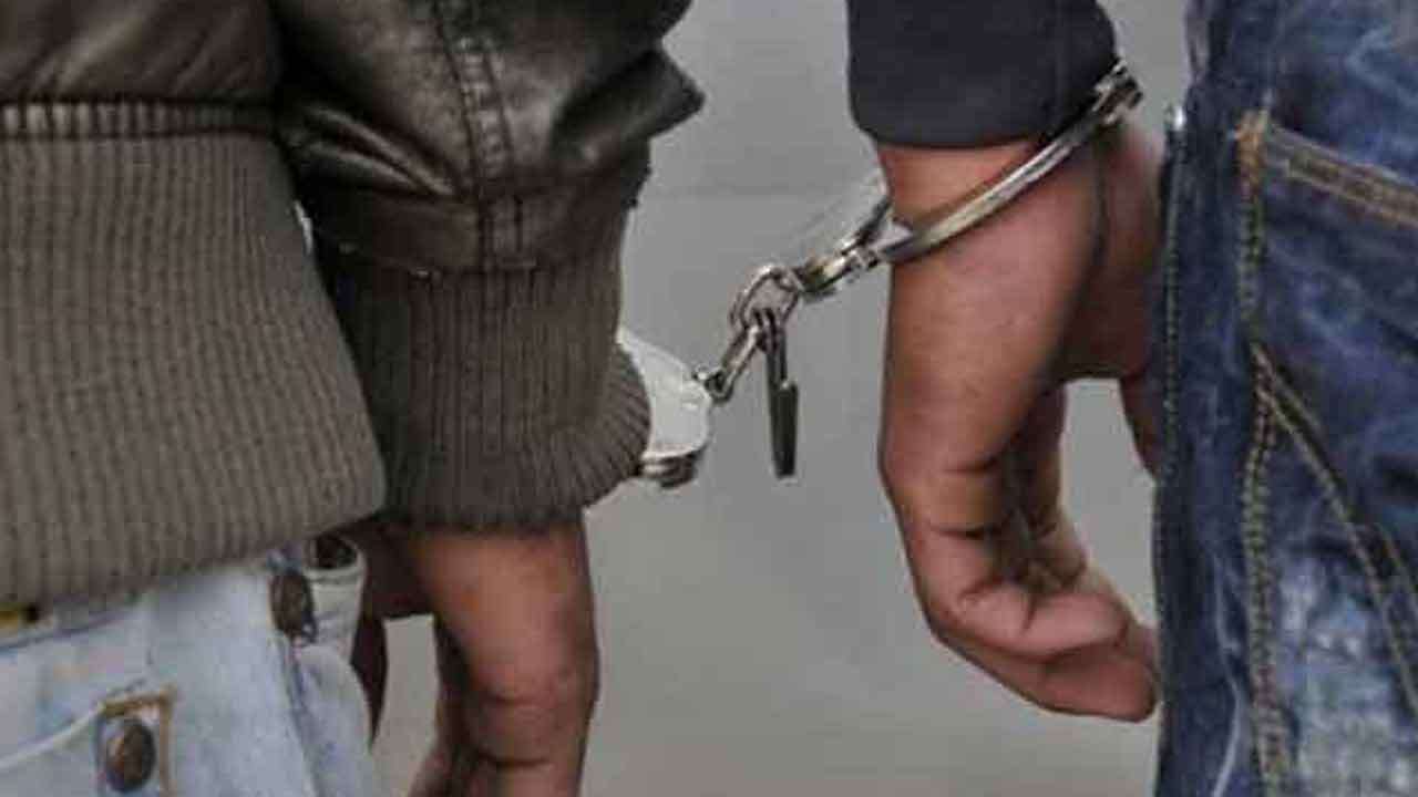 கொலைக்கு திட்டம் தீட்டியவர்கள் துப்பாக்கிகளுடன் கைது